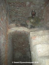 Unikátní fotografie tajné skrýše v pilíři s kazatelnou chrámu Panny Marie ve Křtinách. Foto: Marek Gyaneshwarpuri 2010.